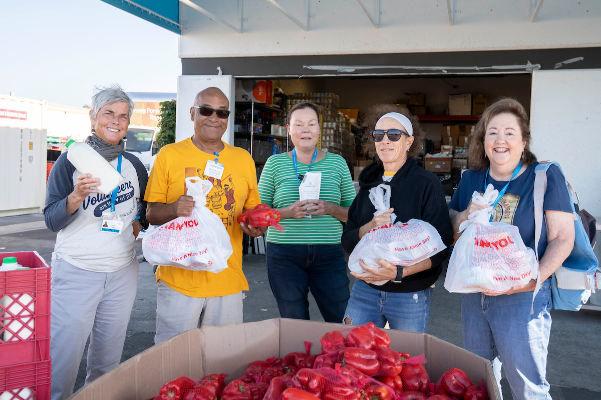 Gov-Shutdown-Food-Distribution-Volunteers-5982