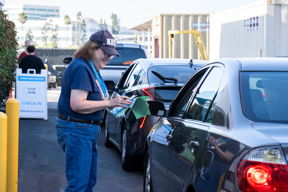Gov-Shutdown-Food-Distribution-Volunteers-5993